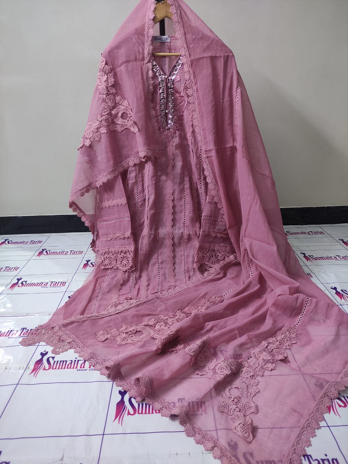 338c18f9-95a5-4f1d-bf25-4896105c0f19 Ranisa - Image 1