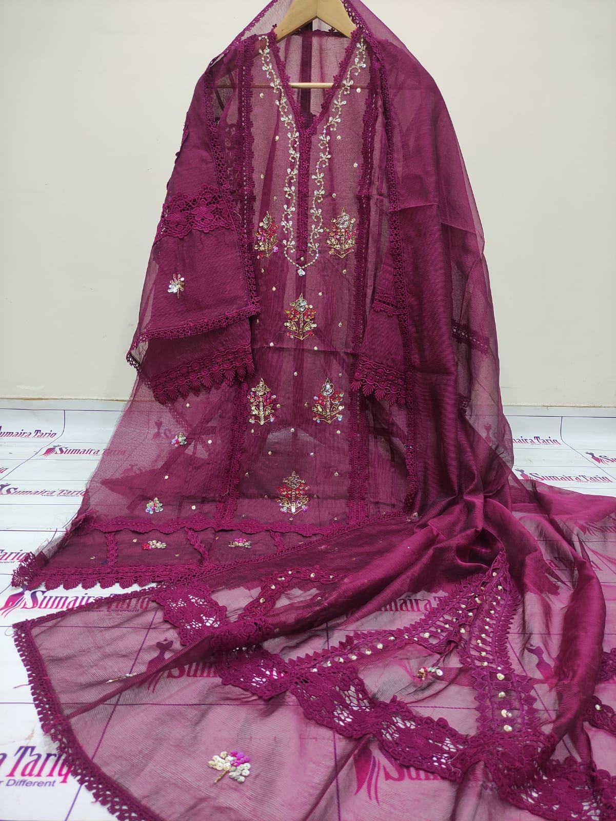 49506fd5-4c03-43f0-b556-eabdd10f8394 Neckline Muse 2 pc - Image 1